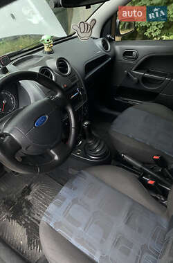 Хэтчбек Ford Fiesta 2007 в 