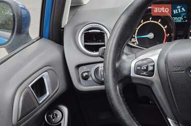 Хэтчбек Ford Fiesta 2016 в 