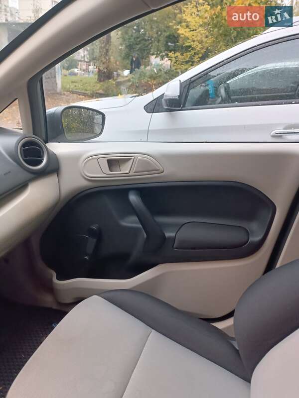 Седан Ford Fiesta 2010 в Киеве
