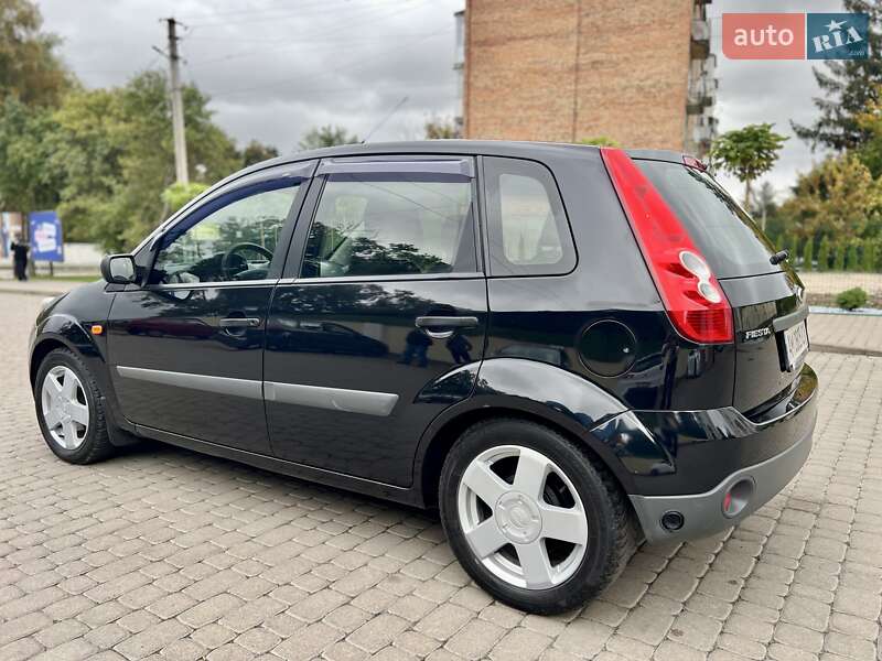 Хэтчбек Ford Fiesta 2008 в Остроге