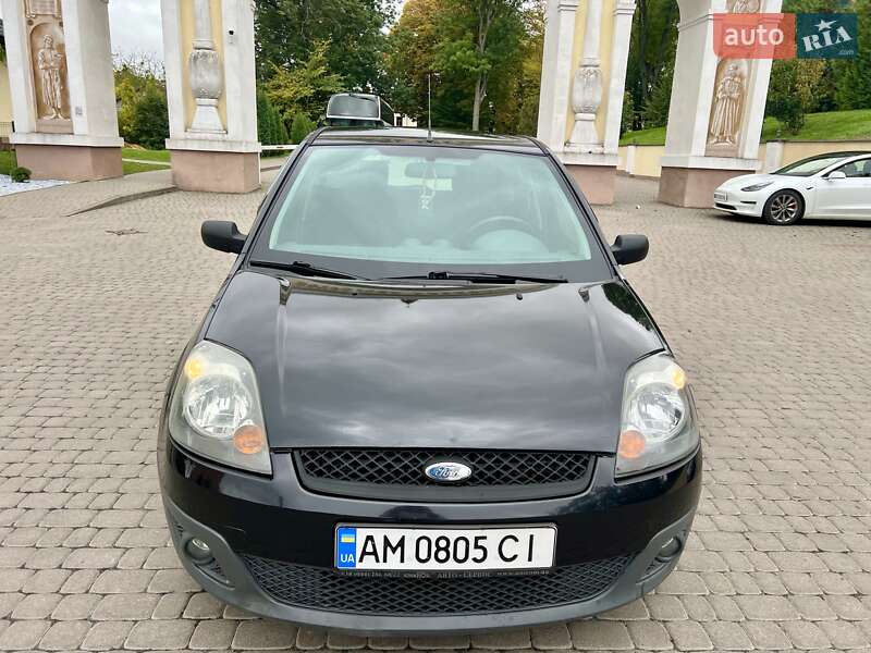 Хэтчбек Ford Fiesta 2008 в Остроге