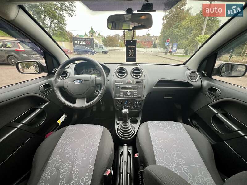 Хэтчбек Ford Fiesta 2008 в Остроге