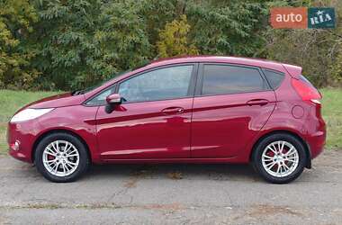 Хэтчбек Ford Fiesta 2011 в 