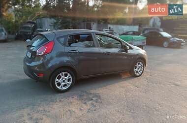 Хэтчбек Ford Fiesta 2016 в 