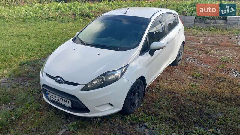 Хэтчбек Ford Fiesta 2012 в 