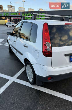 Хэтчбек Ford Fiesta 2007 в 