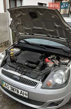 Хетчбек Ford Fiesta 2006 в 