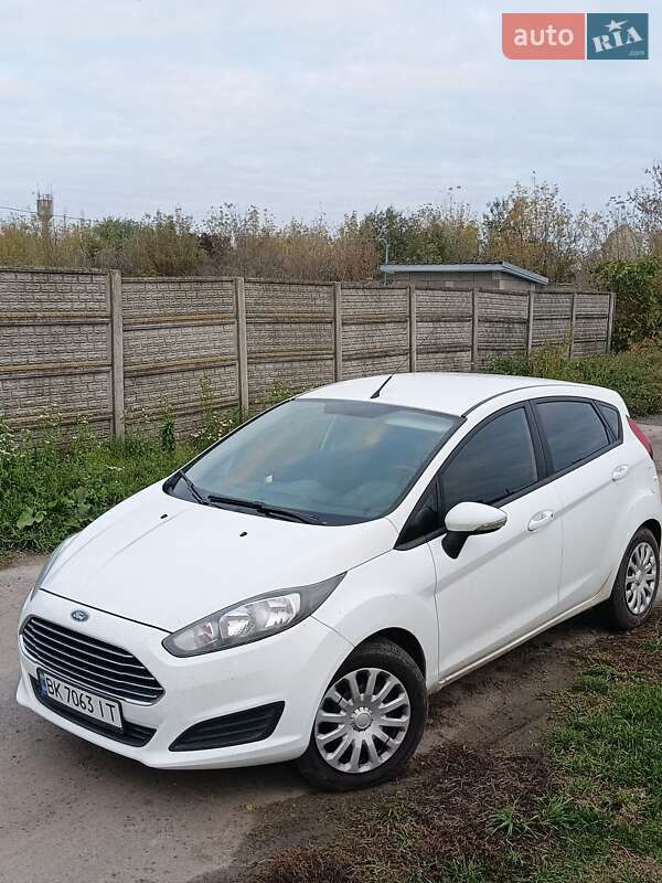 Хэтчбек Ford Fiesta 2015 в 