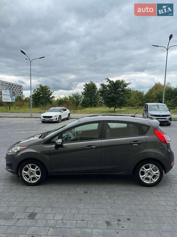 Седан Ford Fiesta 2015 в Львове