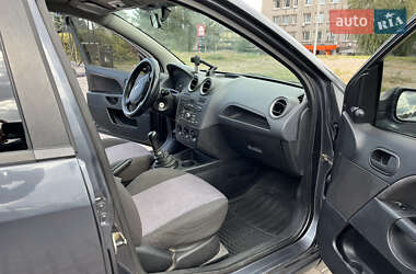 Хэтчбек Ford Fiesta 2006 в 