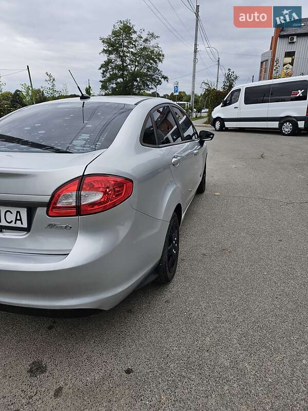 Седан Ford Fiesta 2012 в Чернівцях