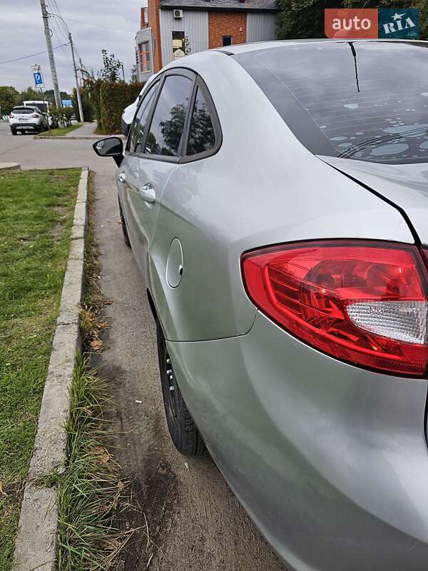 Седан Ford Fiesta 2012 в Чернівцях