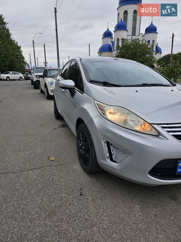 Седан Ford Fiesta 2012 в Чернівцях