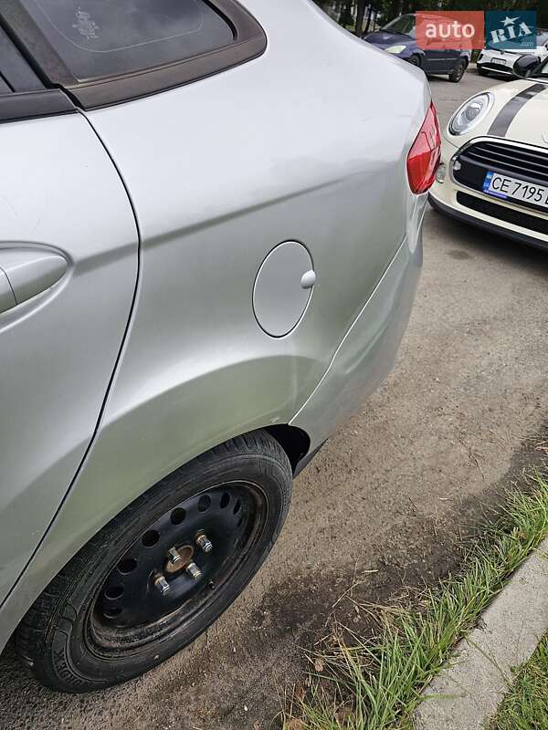 Седан Ford Fiesta 2012 в Чернівцях