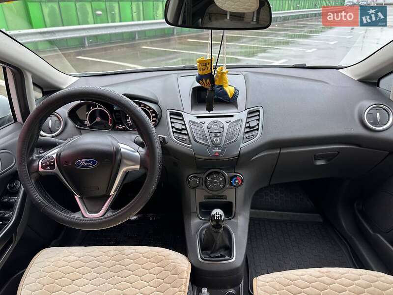 Хетчбек Ford Fiesta 2015 в Києві