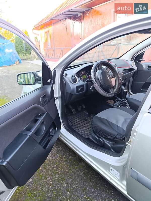 Хетчбек Ford Fiesta 2006 в Гощі