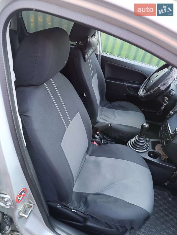 Хетчбек Ford Fiesta 2006 в Гощі