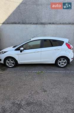 Хетчбек Ford Fiesta 2015 в 