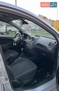 Хэтчбек Ford Fiesta 2005 в  фото 8 Хэтчбек Ford Fiesta 2005 в