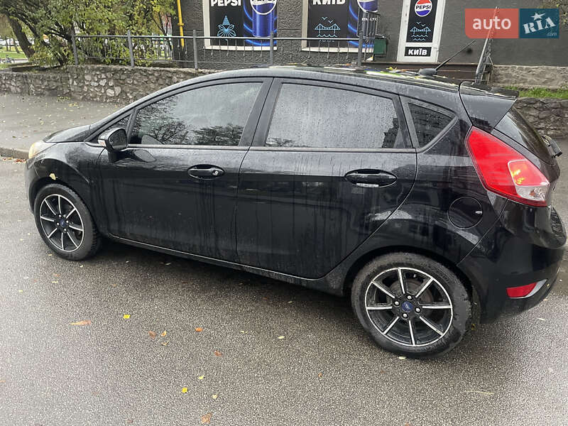 Хетчбек Ford Fiesta 2016 в Києві