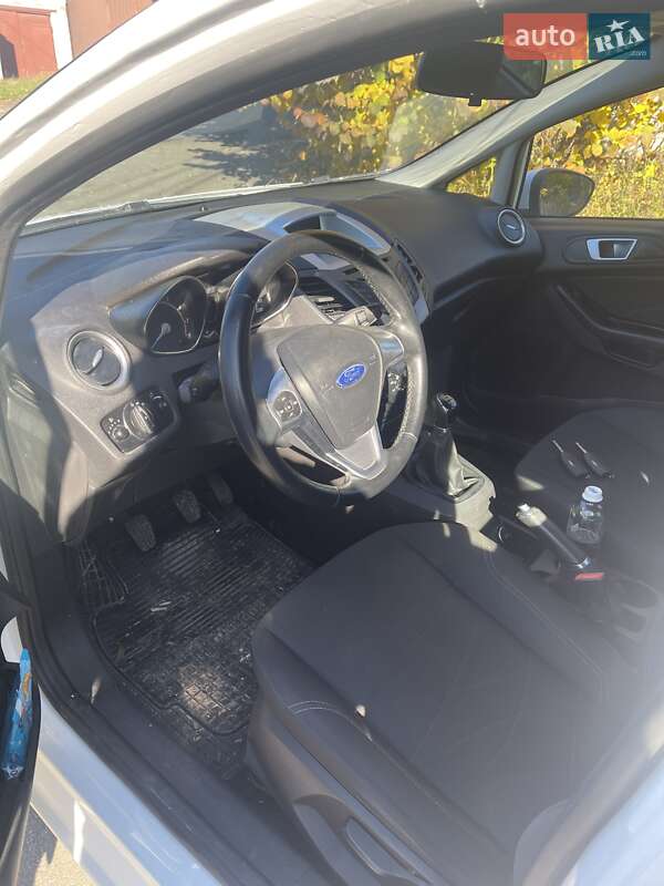Хетчбек Ford Fiesta 2016 в Києві