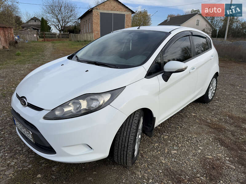 Хетчбек Ford Fiesta 2011 в Чернівцях
