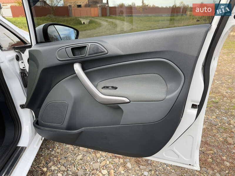 Хетчбек Ford Fiesta 2011 в Чернівцях