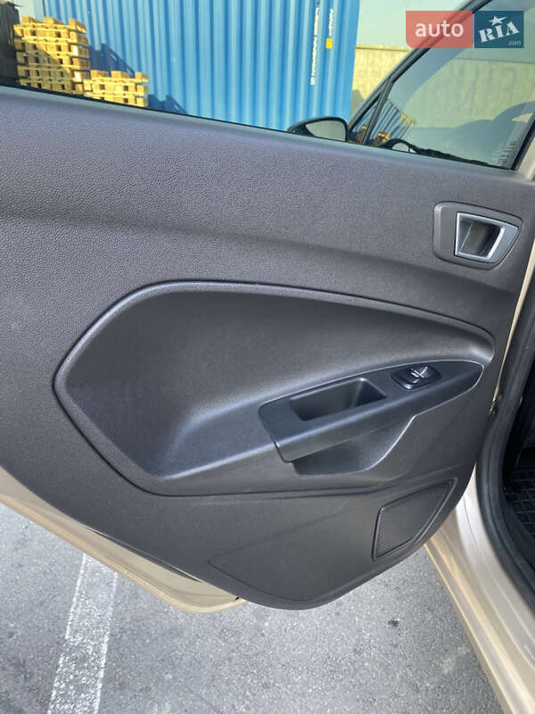 Хэтчбек Ford Fiesta 2016 в Киеве фото 10 Хэтчбек Ford Fiesta 2016 в Киеве