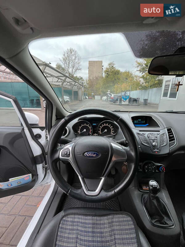 Хэтчбек Ford Fiesta 2016 в Киеве