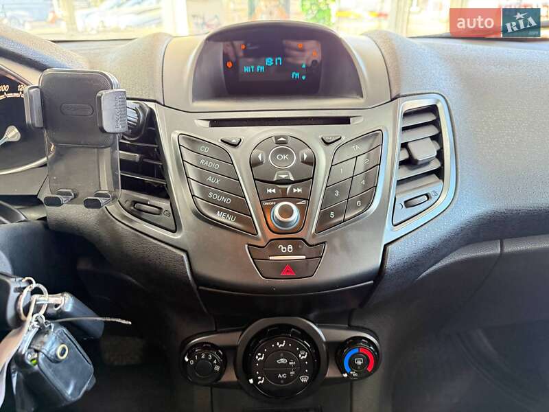 Хэтчбек Ford Fiesta 2015 в Киеве