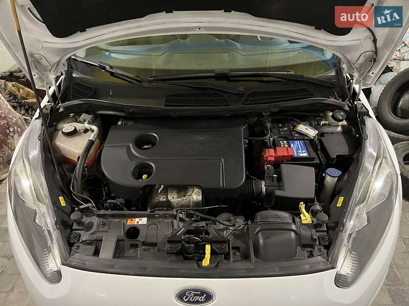 Хэтчбек Ford Fiesta 2015 в Днепре