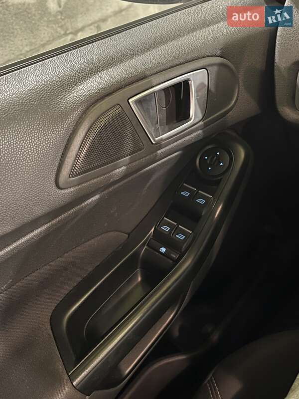 Хэтчбек Ford Fiesta 2015 в Днепре