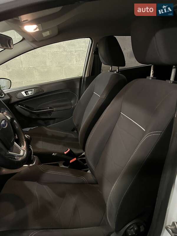 Хэтчбек Ford Fiesta 2015 в Днепре
