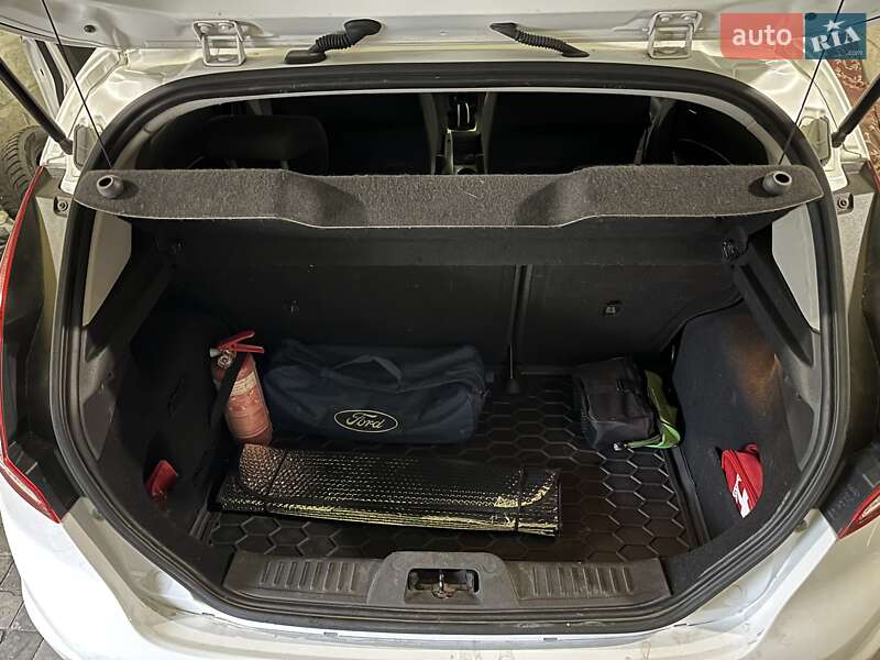 Хэтчбек Ford Fiesta 2015 в Днепре
