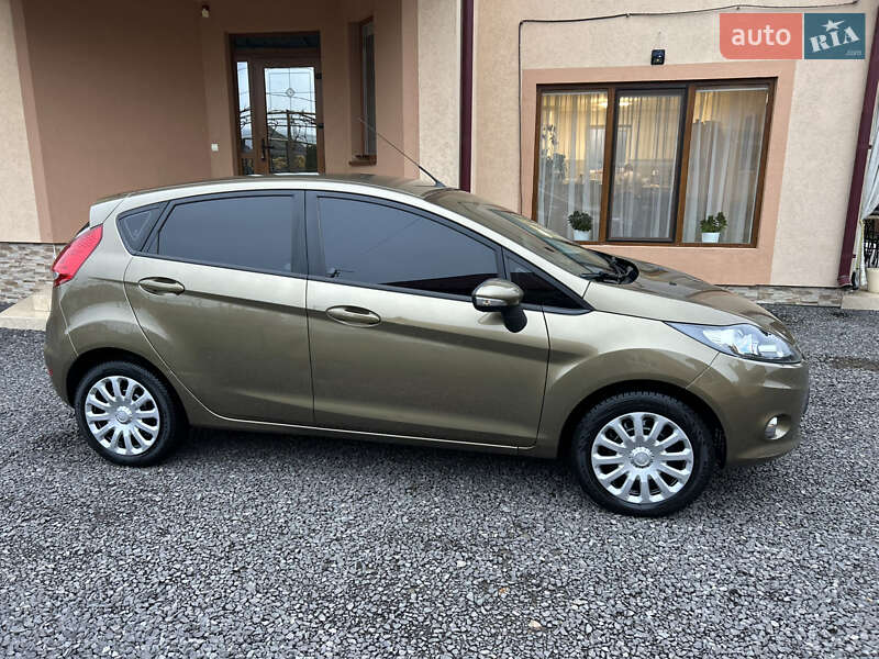 Хэтчбек Ford Fiesta 2011 в Мукачево