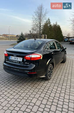 Седан Ford Fiesta 2015 в Долине