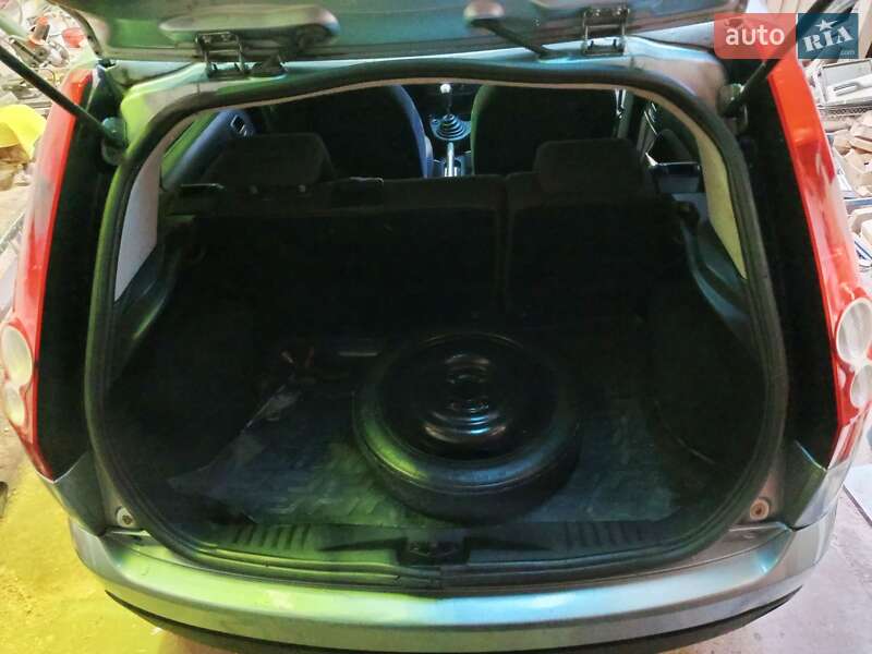 Хетчбек Ford Fiesta 2005 в Млиніві фото 10 Хетчбек Ford Fiesta 2005 в Млиніві