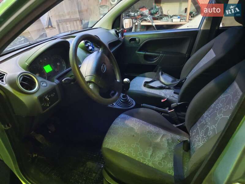 Хетчбек Ford Fiesta 2005 в Млиніві фото 11 Хетчбек Ford Fiesta 2005 в Млиніві