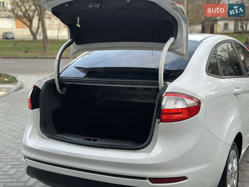 Седан Ford Fiesta 2015 в Миколаєві