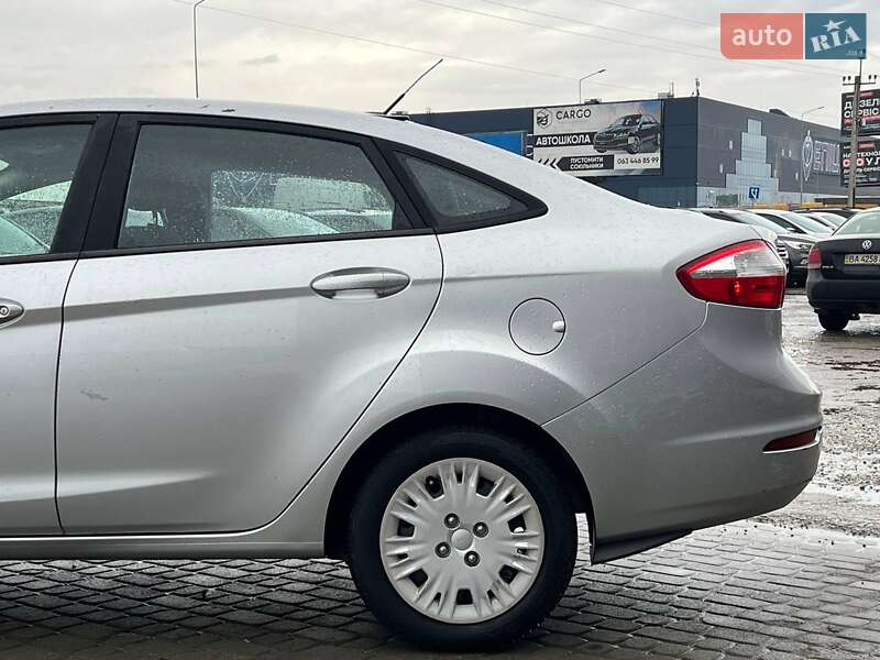 Седан Ford Fiesta 2015 в Львові