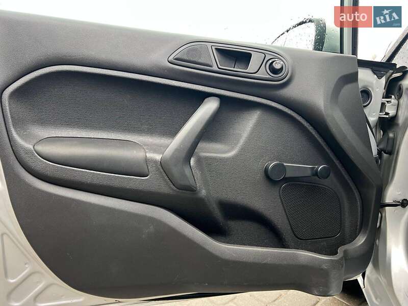 Седан Ford Fiesta 2015 в Львові