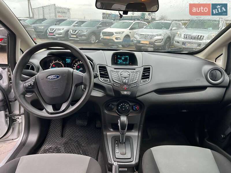 Седан Ford Fiesta 2015 в Львові