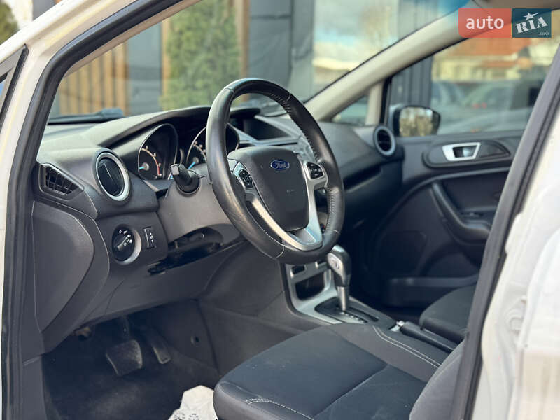 Седан Ford Fiesta 2016 в Дрогобичі