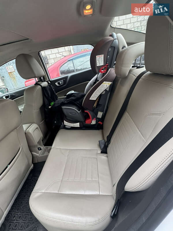 Седан Ford Fiesta 2015 в Вишгороді