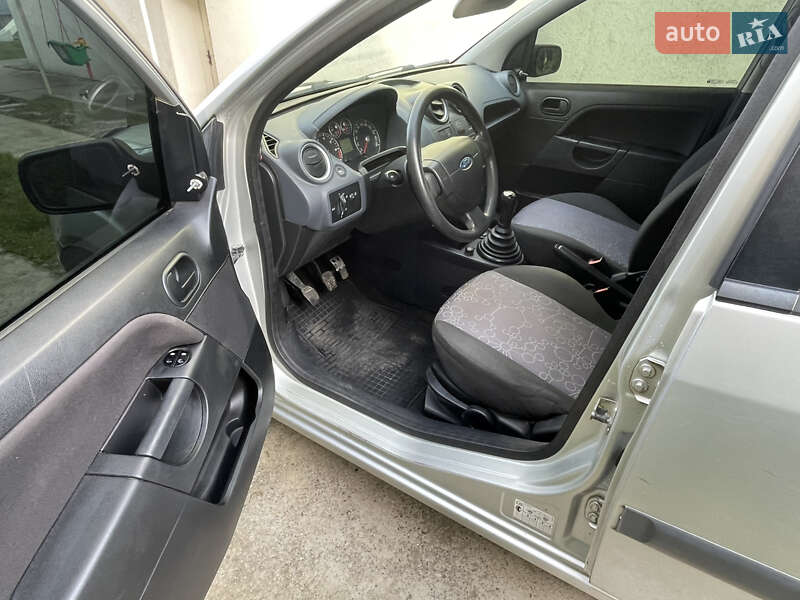 Хетчбек Ford Fiesta 2008 в Виноградові