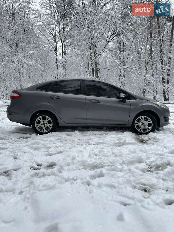 Седан Ford Fiesta 2013 в Львові