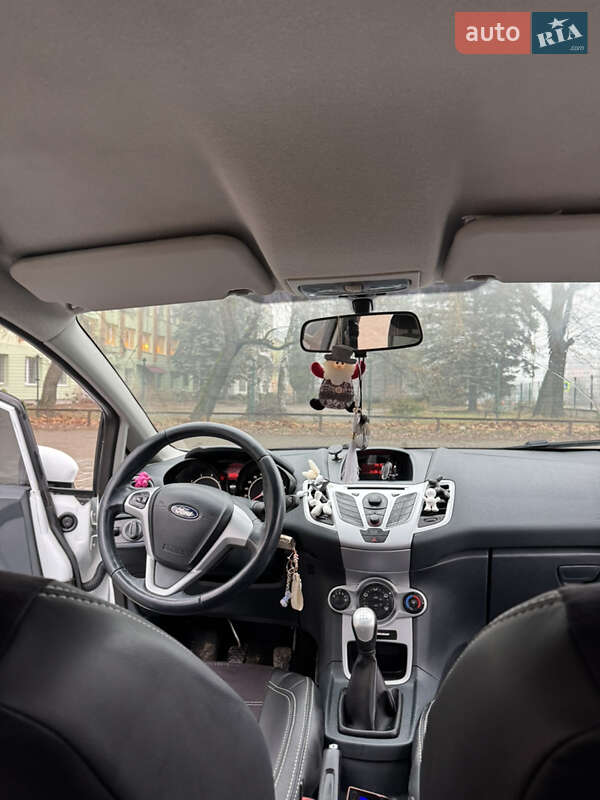 Хэтчбек Ford Fiesta 2011 в Долине