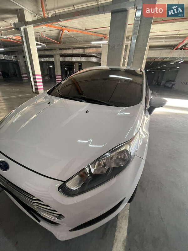 Хэтчбек Ford Fiesta 2016 в Львове