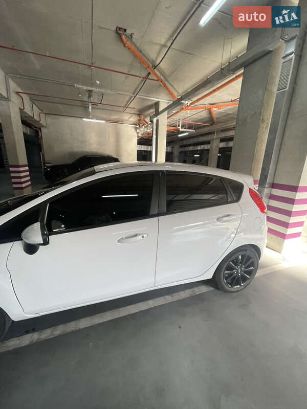 Хэтчбек Ford Fiesta 2016 в Львове