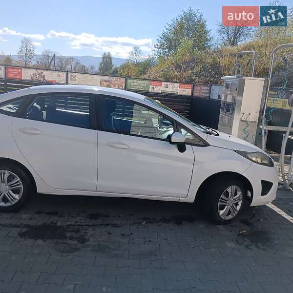 Седан Ford Fiesta 2012 в Сваляве